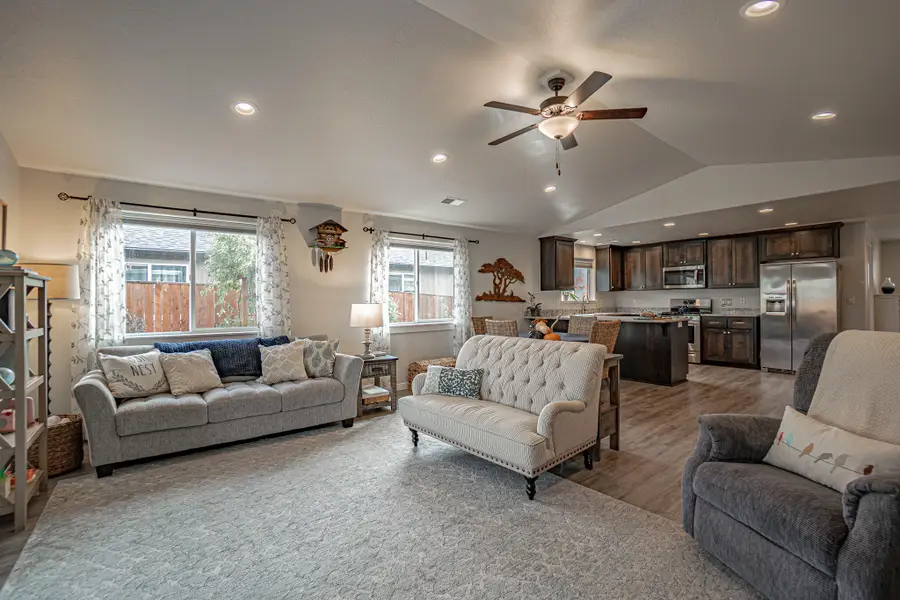 712 Nottingham, Eagle Point, OR 97524 - Image #2