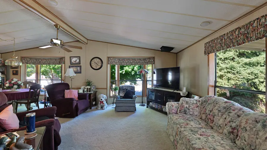 21 Brophy Way #UNIT 17, Shady Cove, OR 97539 - Image #2