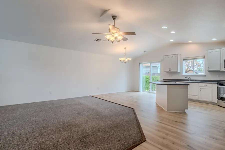 317 Jeanette, Medford, OR 97501 - Image #3