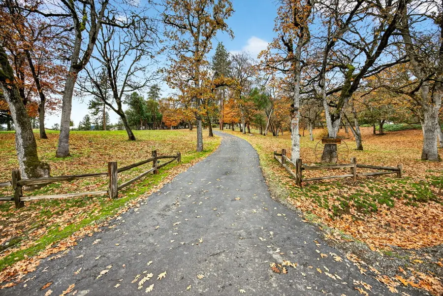 4075 Livingston, Central Point, OR 97502 - Image #2