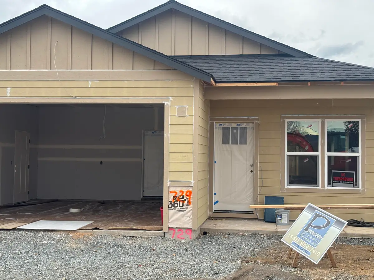 729 Dahl, Medford, OR 97501 - Image #1