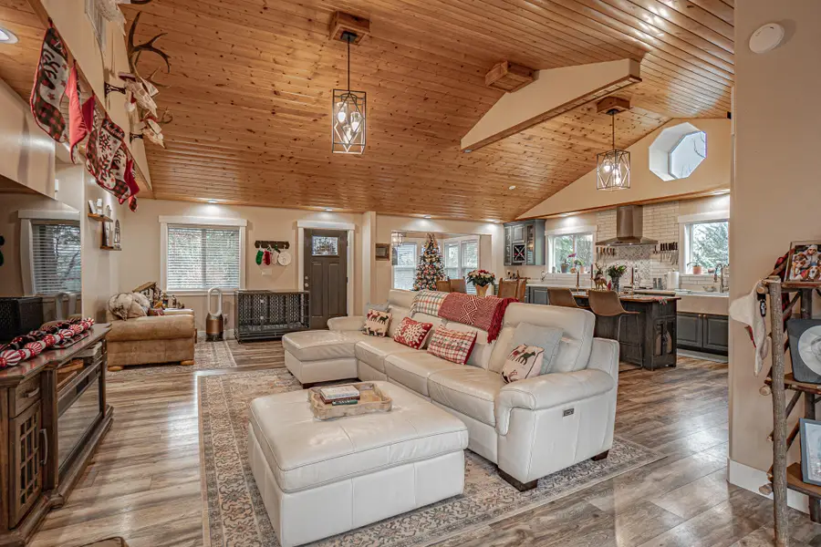 1027 Chevney, Shady Cove, OR 97539 - Image #3