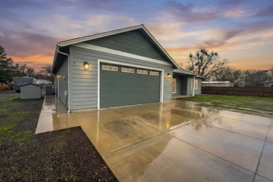 594 W Gregory, Central Point, OR 97502 - Image #2