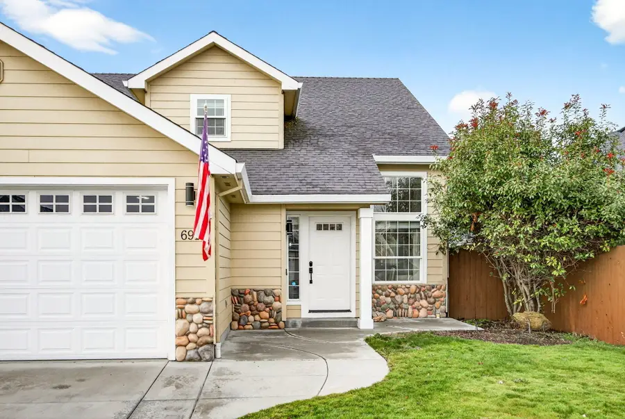 691 Spring Valley, Medford, OR 97501 - Image #2