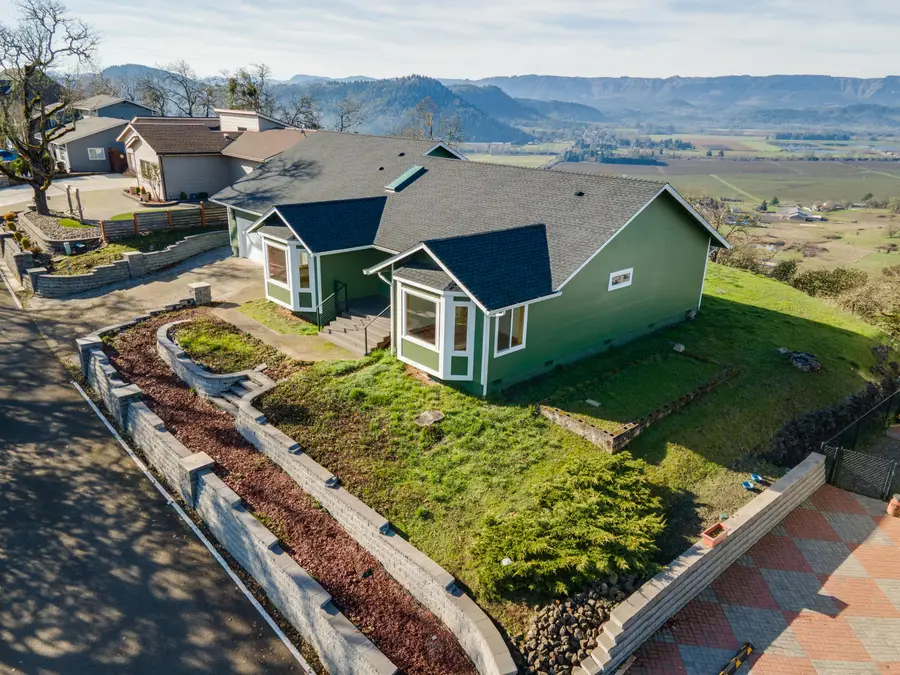 383 Ridgecrest, Roseburg, OR 97471 - Image #2