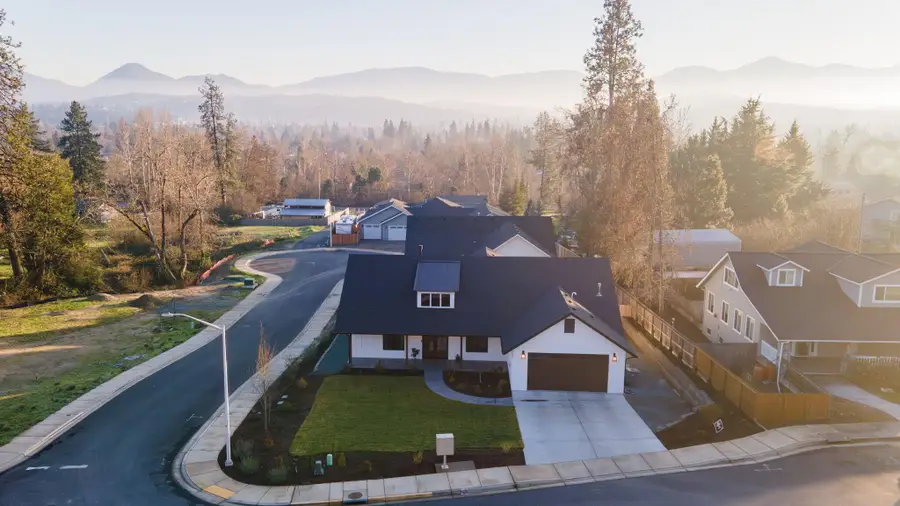 1645 NW Williamsburg, Grants Pass, OR 97526 - Image #2