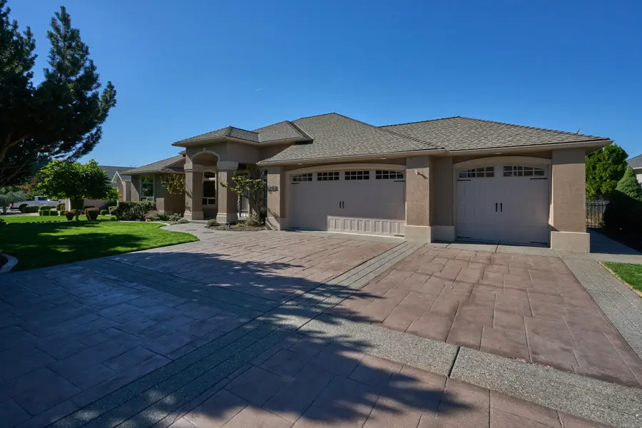 384 Robert Trent Jones Boulevard, Eagle Point, OR 97524 - Image #2