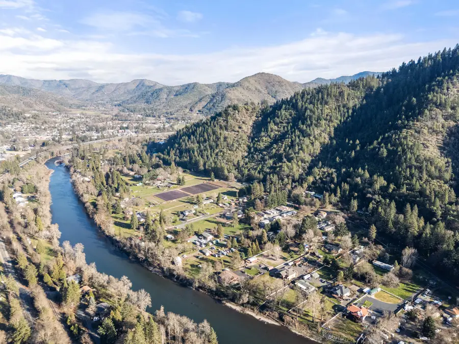 8401 Rogue River Highway, Rogue River, OR 97537 - Image #3