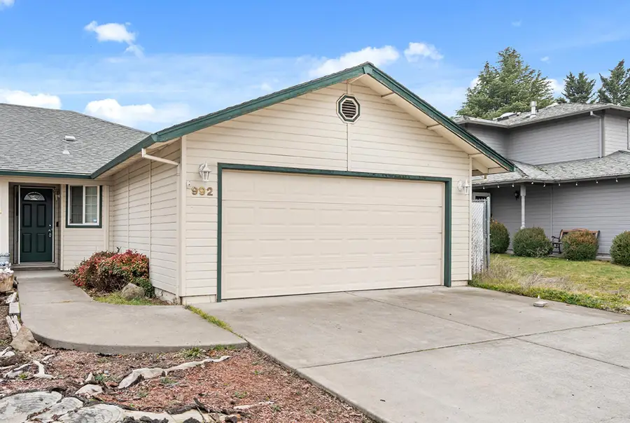 992 Glengrove Avenue, Central Point, OR 97502 - #2