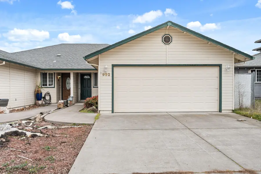 992 Glengrove Avenue, Central Point, OR 97502 - #3