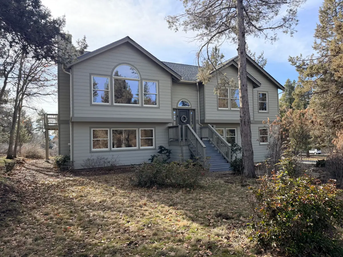 6245 Coopers Hawk Road, Klamath Falls, OR 97601 - Image #1