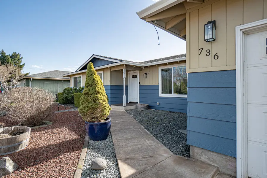 736 Hemlock Avenue, Central Point, OR 97502 - #2