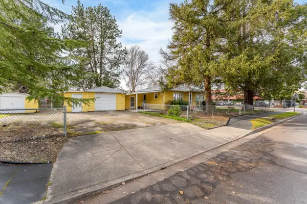 220 S 3rd Street, Central Point, OR 97502