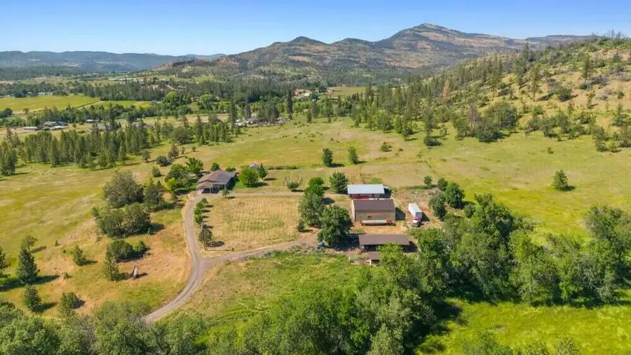 800 Hillandale Circle, Eagle Point, OR 97524 - #2