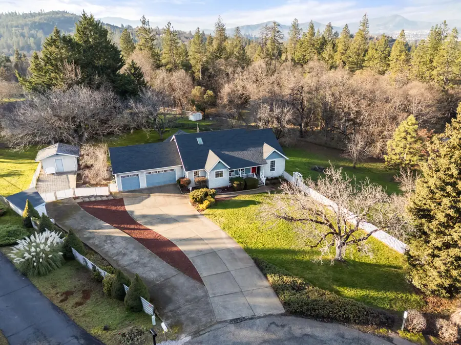 334 Village Lane, Grants Pass, OR 97527 - Image #2