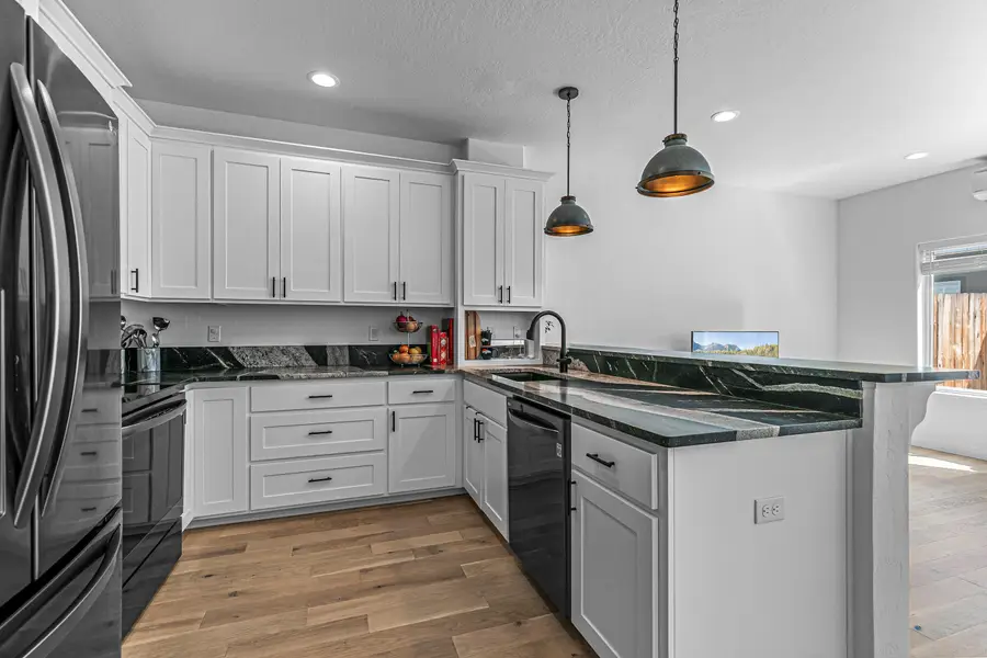 303 Everett Way, Talent, OR 97540 - #2