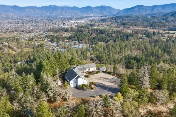 3601 Campus View Drive, Grants Pass, OR 97527