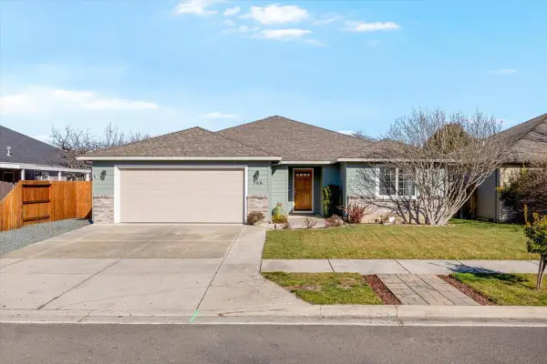 966 Newcastle Street, Medford, OR 97501