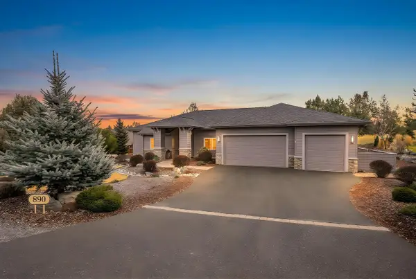 890 Cinnamon Teal Drive, Redmond, OR 97756