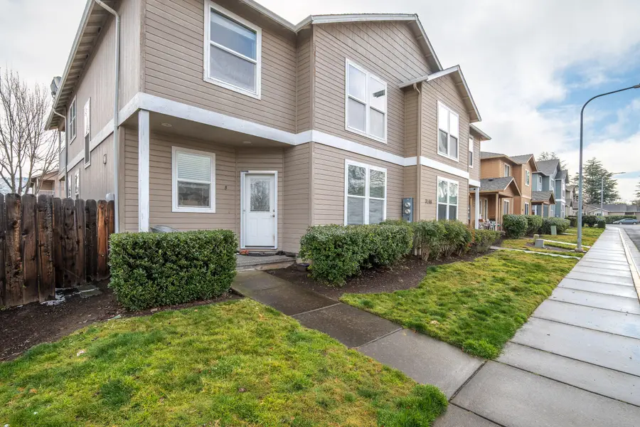 3166 Juniper Ridge Drive #B, Medford, OR 97504 - #2