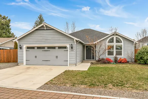 3288 Grant Road, Central Point, OR 97502