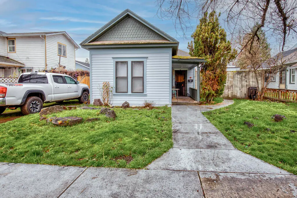903 W 11th Street, Medford, OR 97501 - #1
