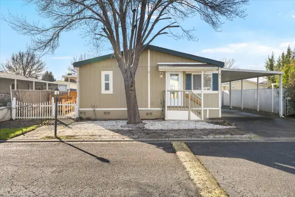 633 E Archwood Drive #UNIT 59, Eagle Point, OR 97524