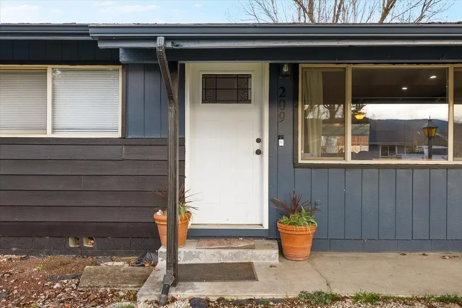 209 Corcoran Lane, Central Point, OR 97502 - #2