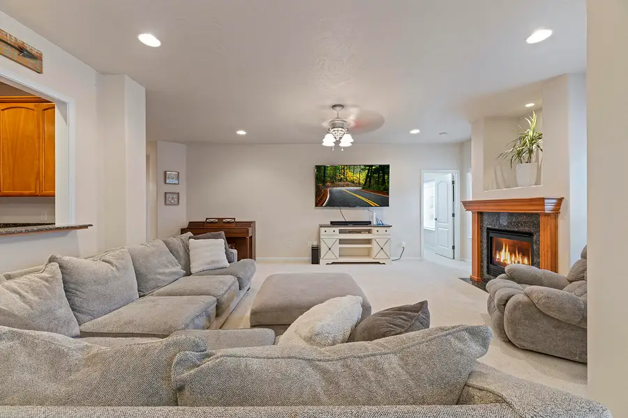 3054 Colonial Avenue, Medford, OR 97504 - #2