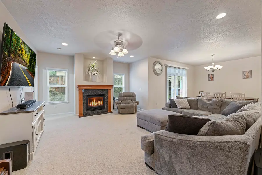 3054 Colonial Avenue, Medford, OR 97504 - #3