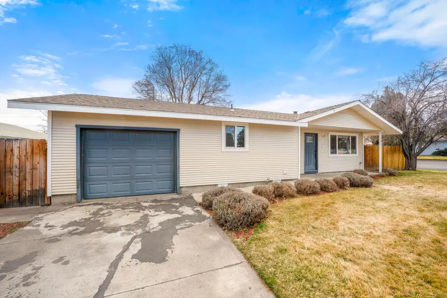 806 NW 8th Street, Redmond, OR 97756 - #2