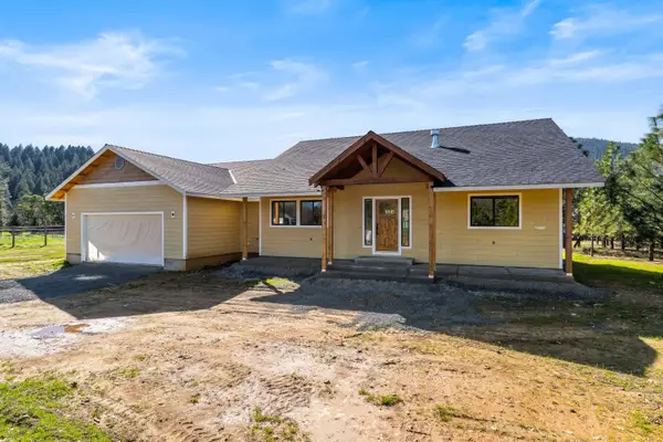 587 E Forks Circle, Cave Junction, OR 97523