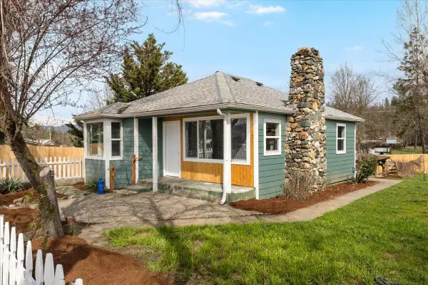 185 Peach Street, Merlin, OR 97532