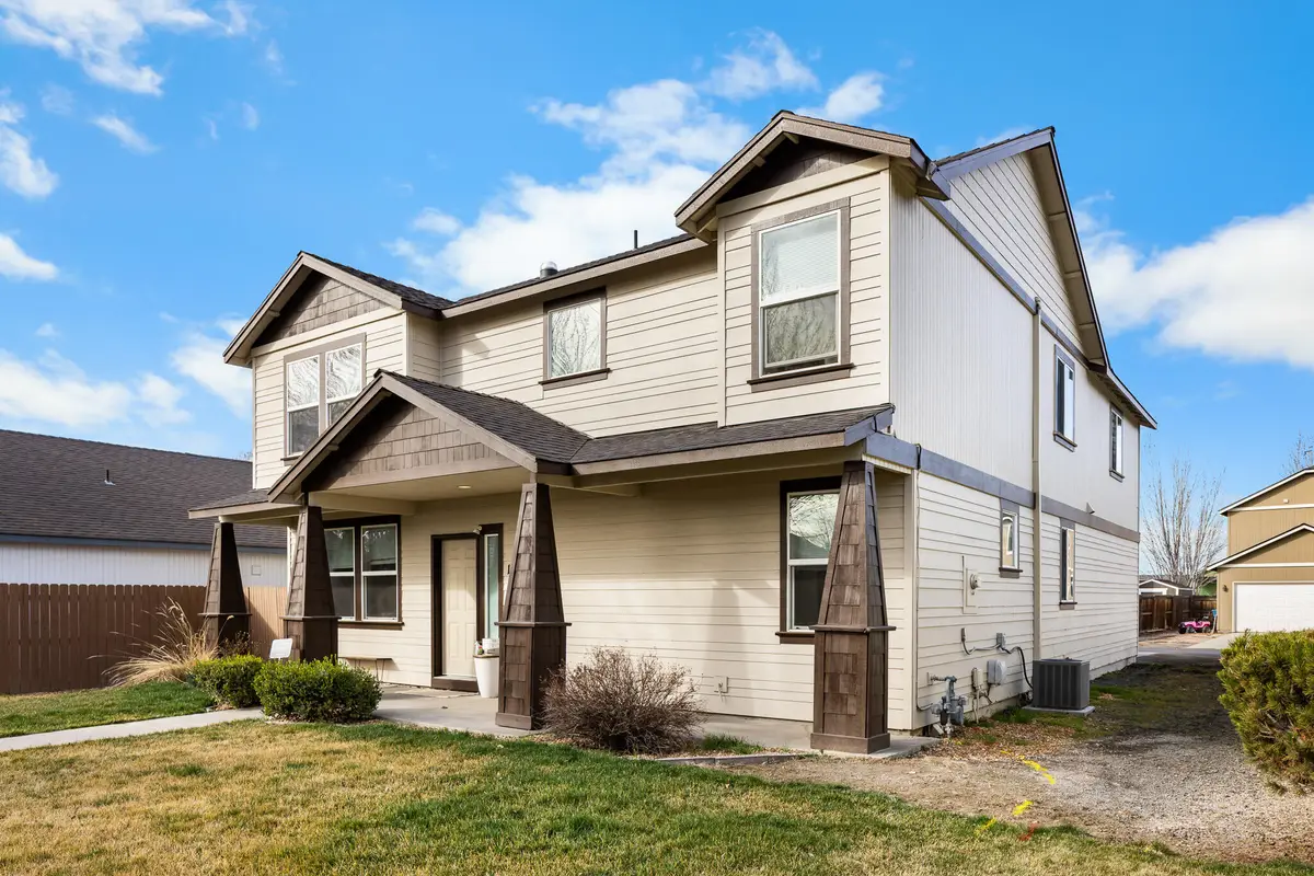 1331 NE 4th Street, Redmond, OR 97756 - #1