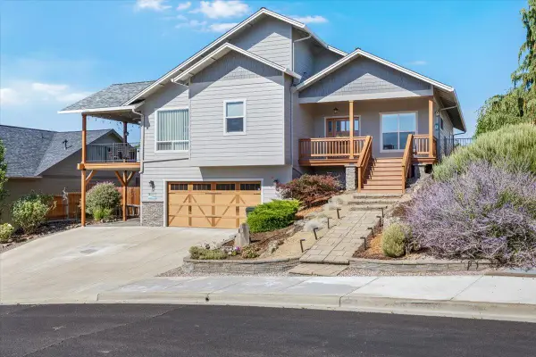 16 Terra Linda Court, Eagle Point, OR 97524