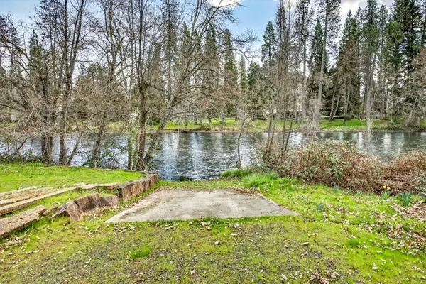 7428 Rogue River Drive, Shady Cove, OR 97539