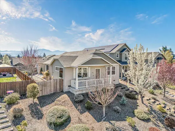 2264 College Way, Medford, OR 97504