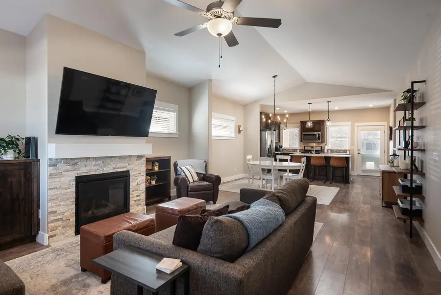 1572 NW Kingwood Avenue, Redmond, OR 97756 - #3