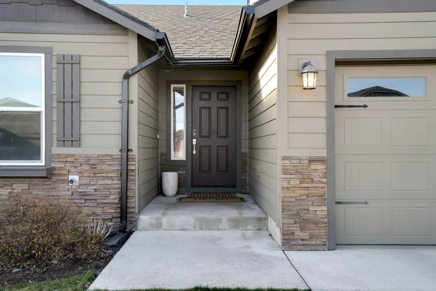 2378 NW Kingwood Avenue, Redmond, OR 97756 - #2