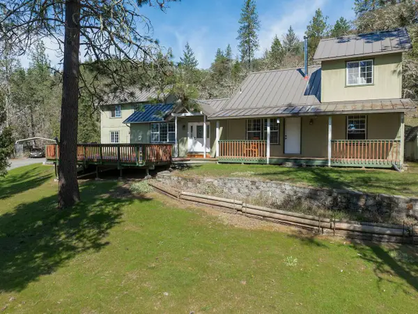 300 Colonial Drive, Grants Pass, OR 97526