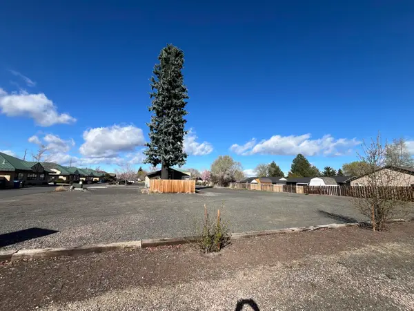 2329 SW Glacier Place, Redmond, OR 97756