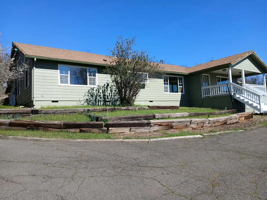 1360 W Linn Road, Eagle Point, OR 97524 - #2
