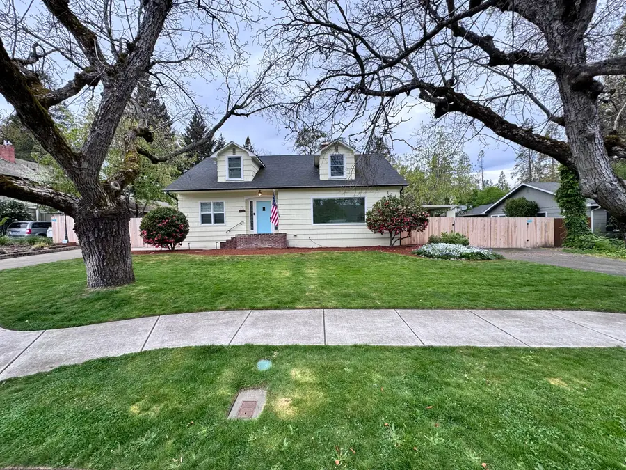 736 NW 3rd Street, Grants Pass, OR 97526 - #2