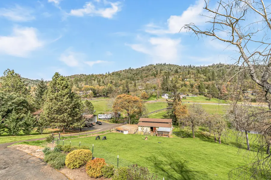 4131 W Griffin Creek Road, Medford, OR 97501 - #2