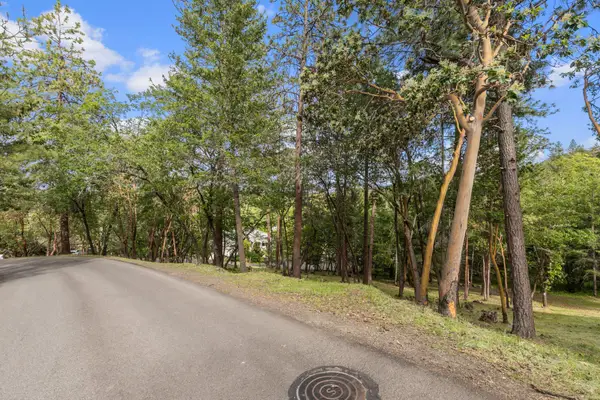 425 Coachman Drive, Jacksonville, OR 97530