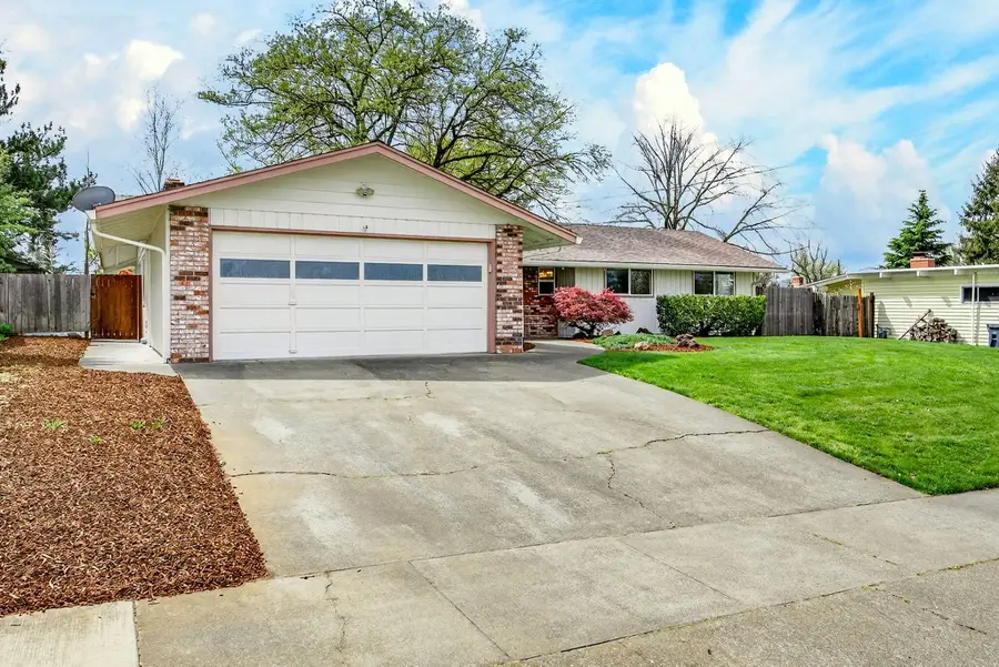 1680 Brookhurst Street, Medford, OR 97504 - #2