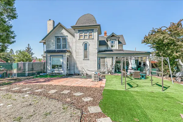 1984 Brookhurst Street, Medford, OR 97504