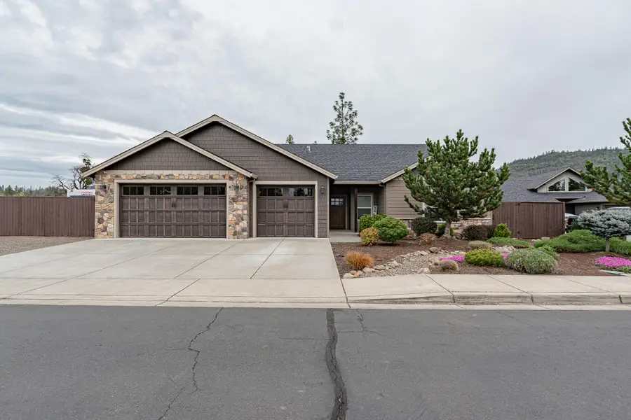 217 White Oak Way, Shady Cove, OR 97539 - #2