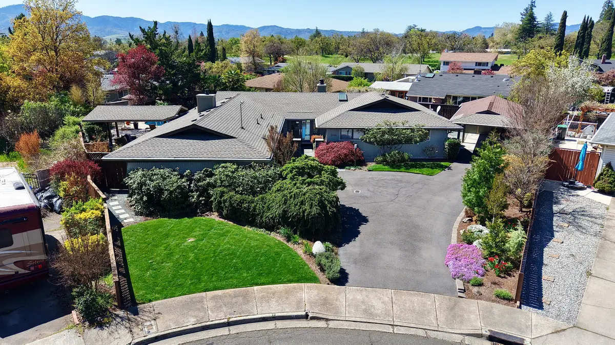 2424 Pembroke Circle, Medford, OR 97504 - #1