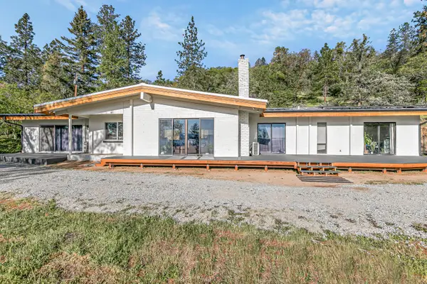 2555 Old Military Road, Central Point, OR 97502